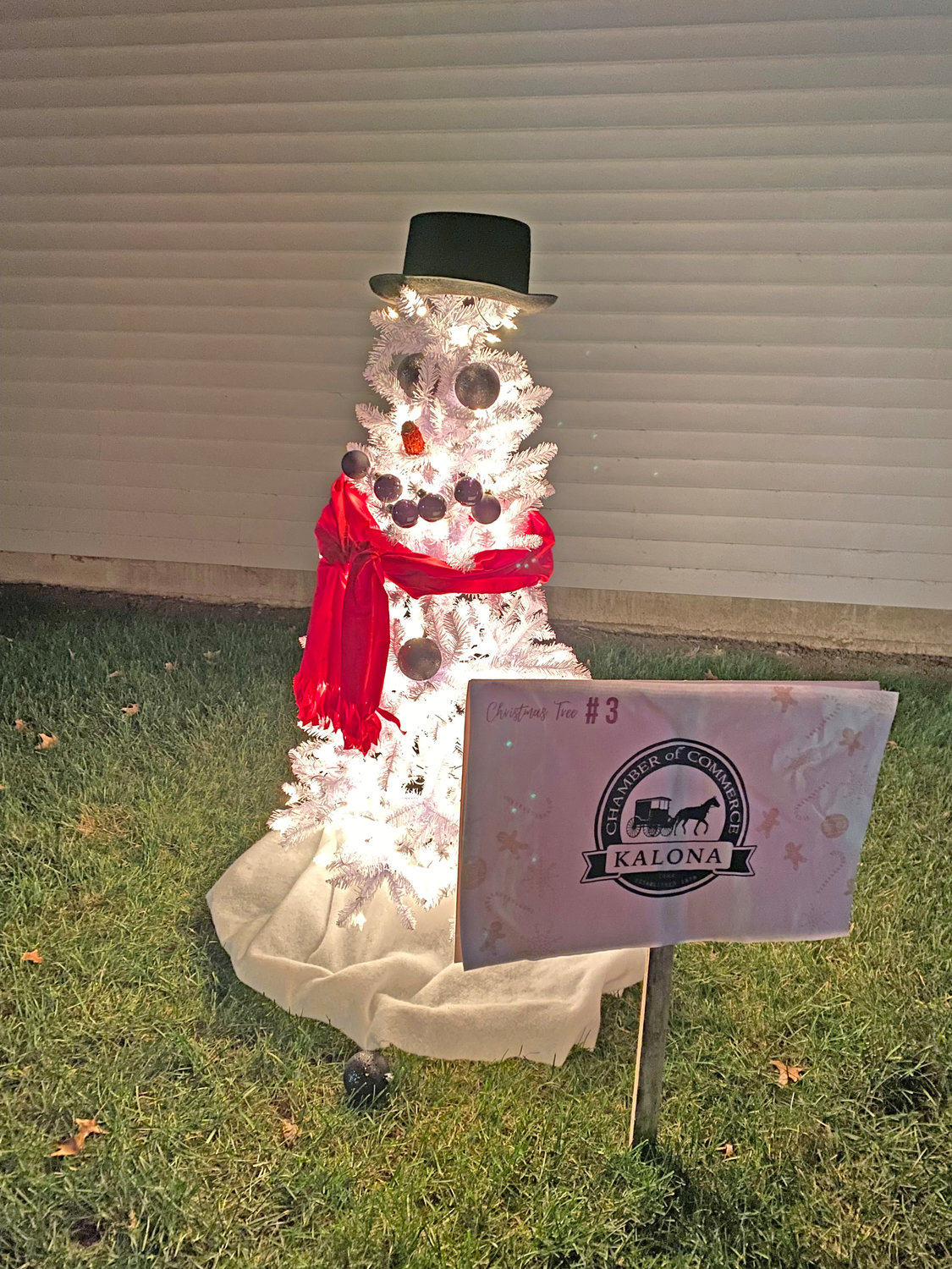 The Kalona Chamber of Commerce made a snowman tree.