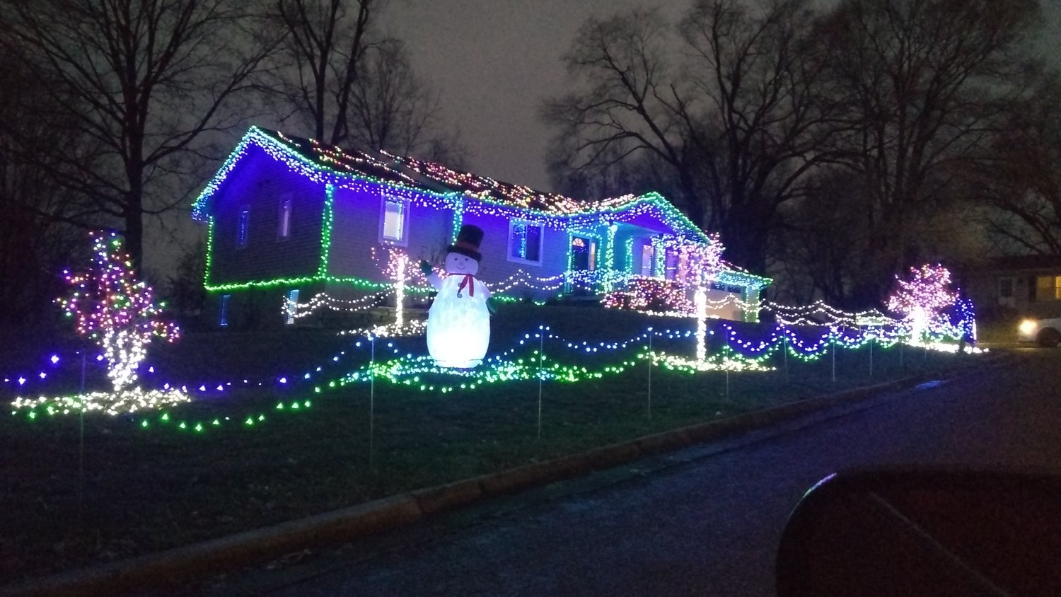 A community group surveyed the neighborhoods of Wellman and gave Matt Schaeffer’s house on Golf View Drive the win for the city’s 2022 Home Decorating Contest.