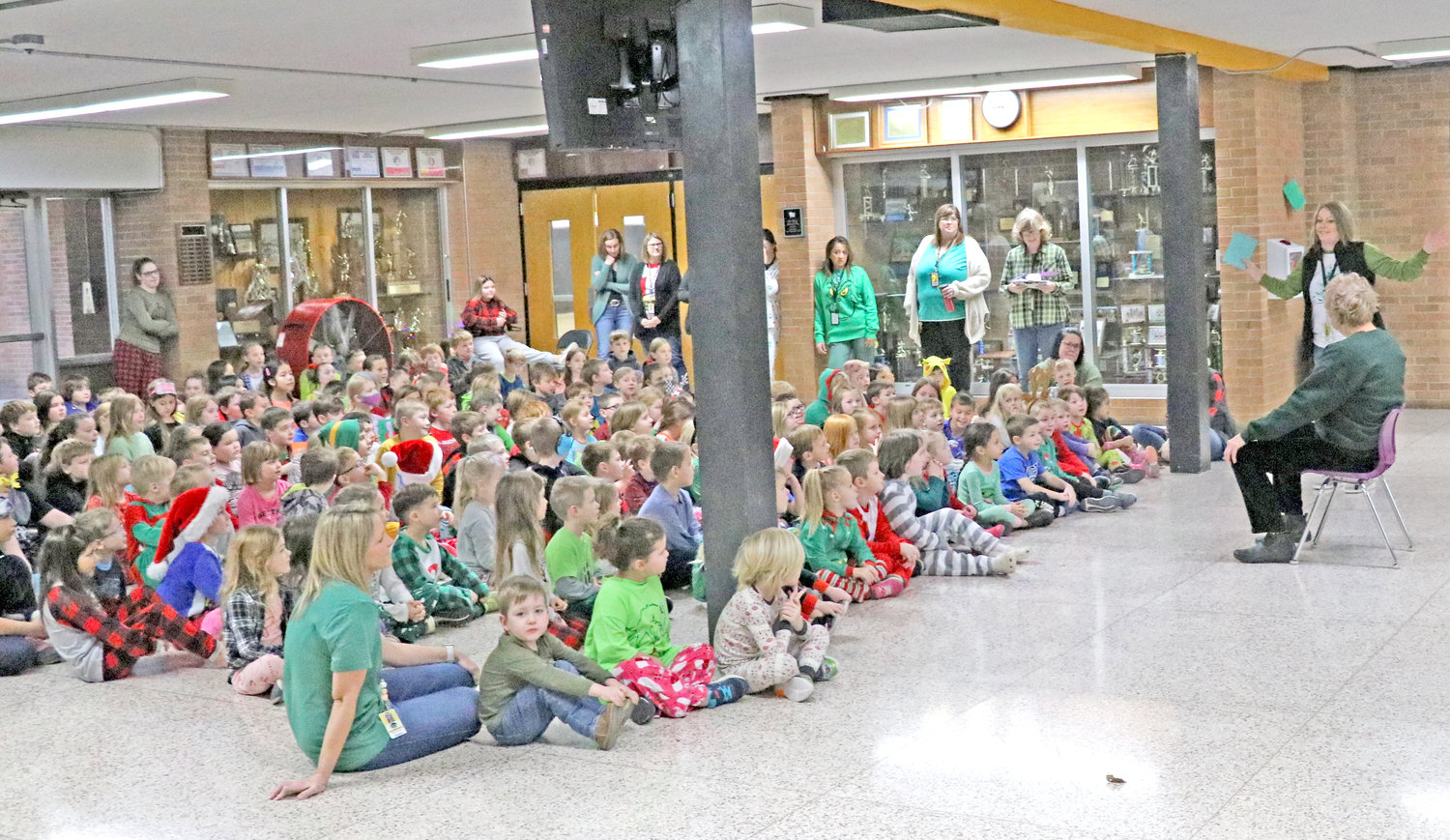 Elementary students were in full force at Lone Tree to give thanks to retiring teacher Wanda Anderson.